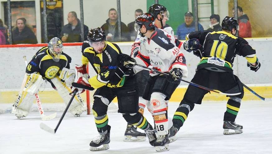 Velké Popovice (v černém) půjdou do play-off v roli vítěze základní části
