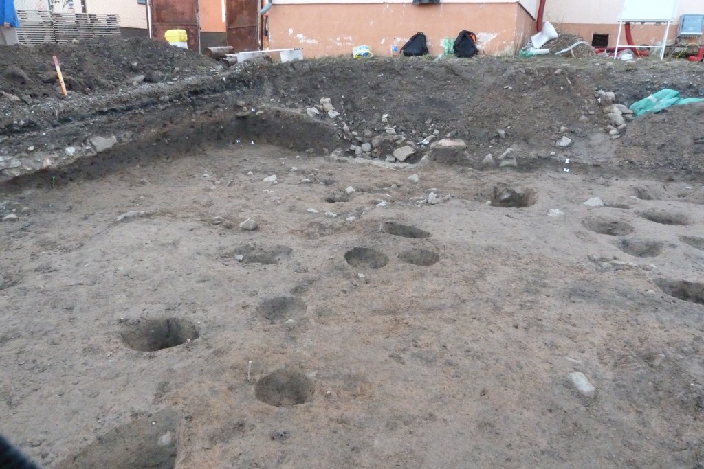 Struktura zástavby z 15. století. Jsou zde patrné kůlové jamky  foto: Kateřina Pavlíčková