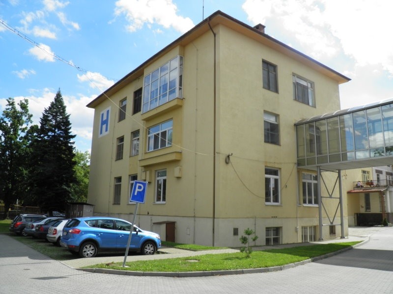 Zvenku nemocnice moc luxusně nevypadá, ale pracuje se na tom, aby alespoň interiér prokoukl. 