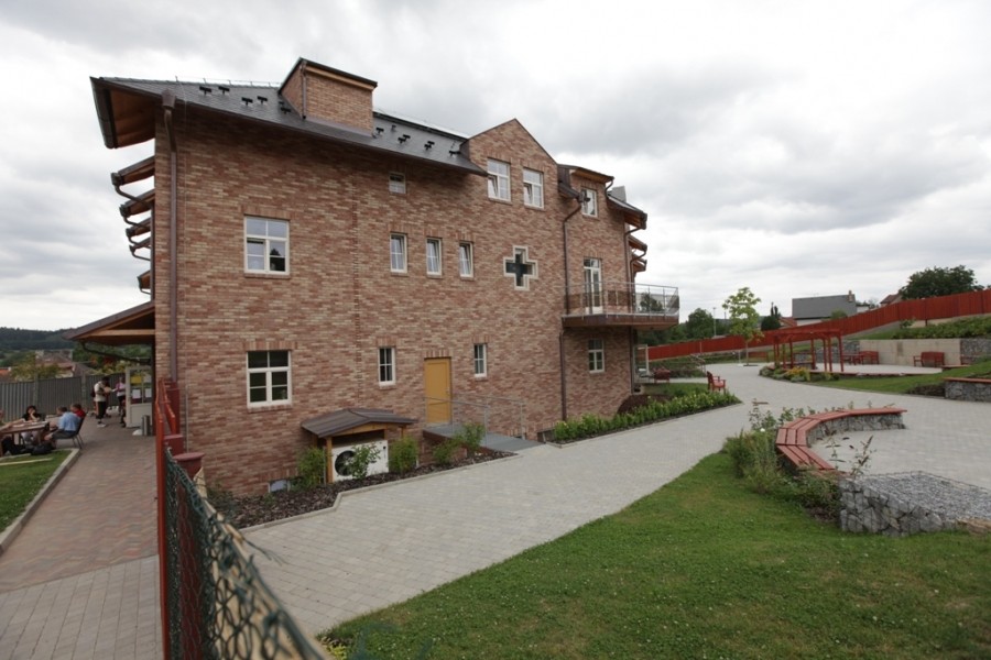 V Čerčanském hospicu je 24 jednolůžkových pokojů a 3 dvoulůžkové s možností přistýlky pro blízké