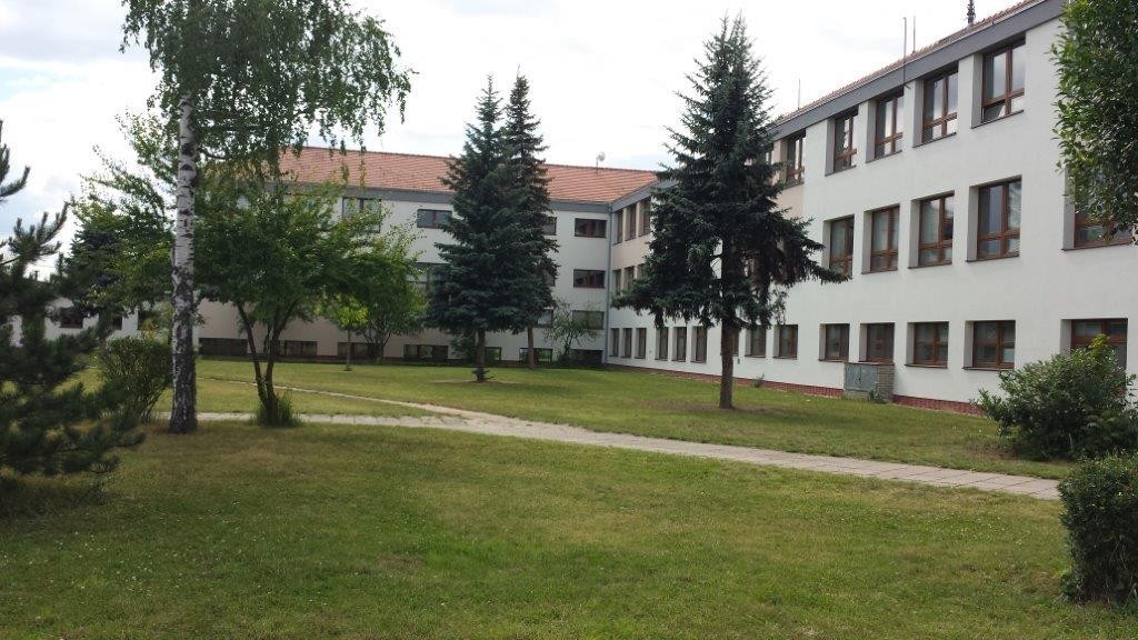 Prostor mezi ZŠ Veltrusy (na obrázku) a mateřskou školou je nyní používán maximálně jako zkratka...