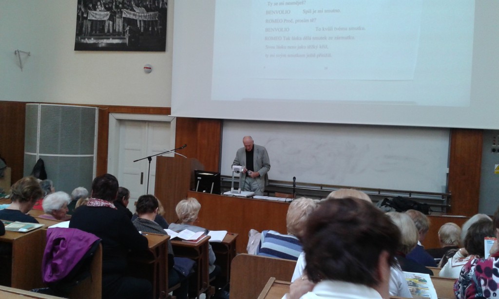 Čekáme a pan profesor Hilský se připravuje na přednášku