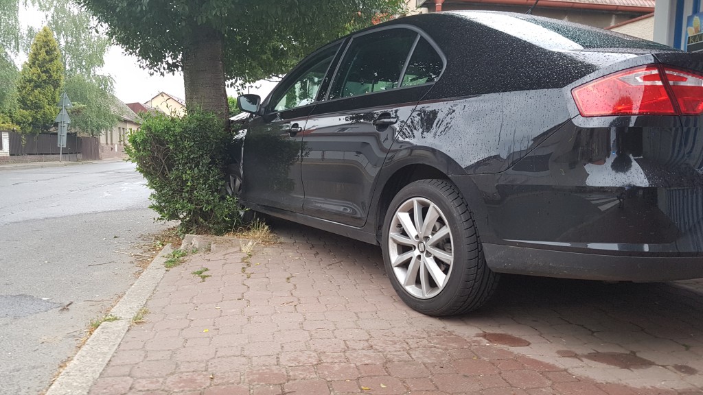 Řidička se lekla projíždějícího auta
