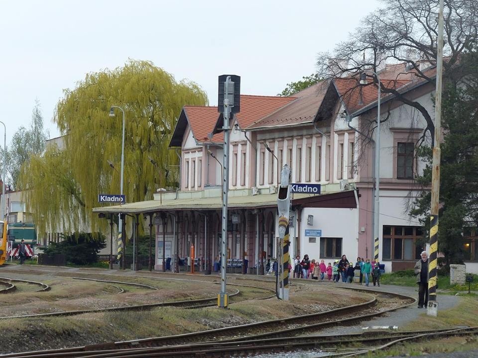 Nádraží na Kladně, kterému se dříve říkalo Kladno-Vejhybka nebo jen Vejhybka, je zastávkou ve vůbec největším městě celého Středočeského kraje