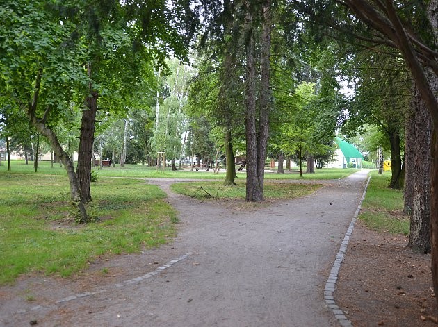 Lesopark v Pečkách se má revitalizovat, způsob se ale nelíbí obyvatelům. Ti nechtějí u parku parkoviště, kde ale v Pečkách jinde zaparkovat, když chcete na fotbal?