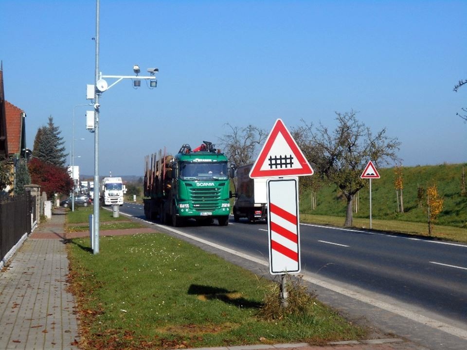Úsekový radar ve Všechlapech má donutit řidiče jezdit pomaleji. Jaký typ byl nainstalován, se dozvíte v naší fotogalerii