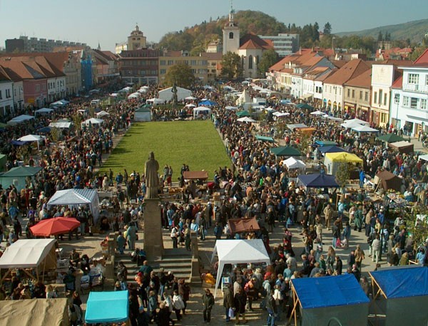 Husovo náměstí už rekonstrukcí prošlo a lidem se na něm evidentně líbí