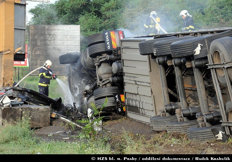 Hořet začalo v motorové části kamionu