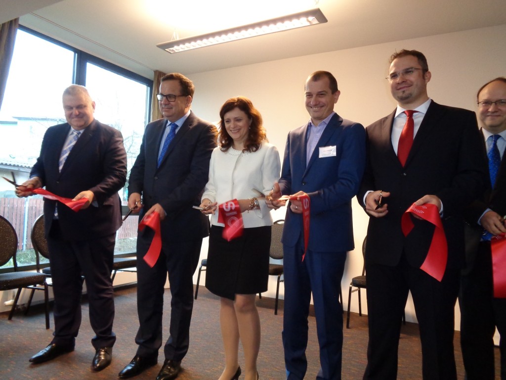 Zleva: hejtman Miloš Petera, ministr Jan Mládek, místopředsedkyně PS Jaroslava Jermanová, starosta Věslav Michalik a ředitel SIC Ivo Říha
