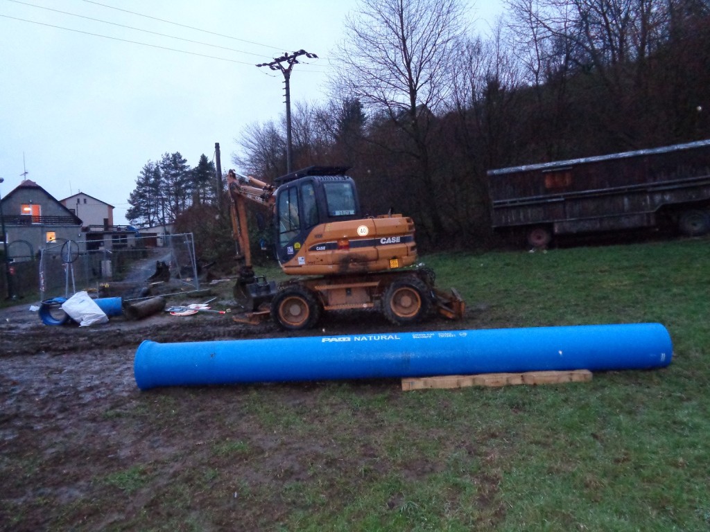 Stavební práce na výměně vodovodu u Čerčan (konec Příkré ulice)