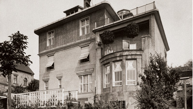 Architekt Kotěra navrhl mnoho významných staveb v celé ČR