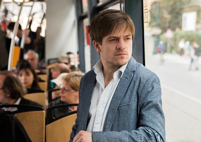 V roli režiséra ve filmu Celebrity s.r.o. Jiří Mádl