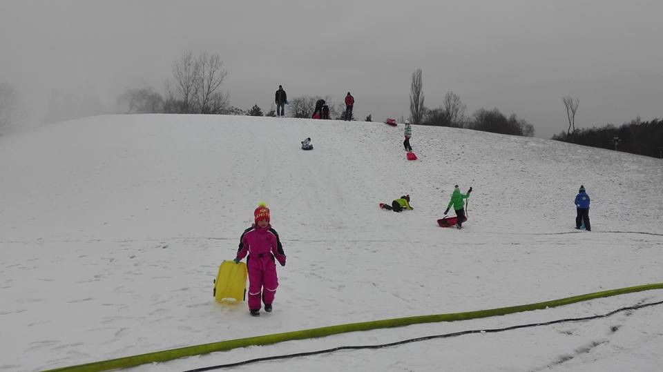 V Radonicích se díky sněžnému dělu již od neděle sáňkuje
