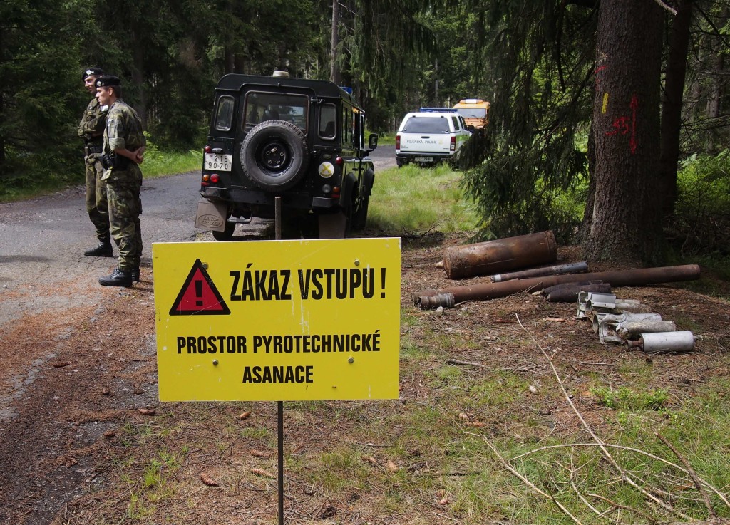 Když v CHKO Brdy narazíte na takovéto cedule, zásadně tam nevstupujte. Víte proč? Pyrotechnici v okolí můžou zrovna řízeným odpálením likvidovat třeba nalezený dělostřelecký granát