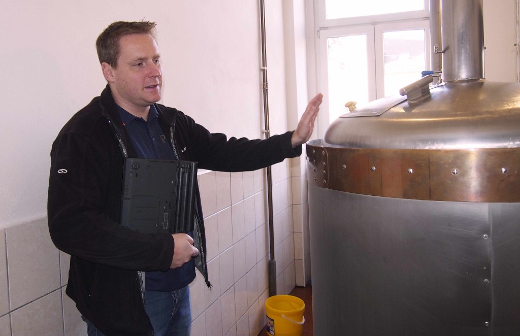 Spolumajitel pivovaru Vít Zelenka vysvětluje proces vaření piva. Pivovar Podlesí je skvělým tipem na výlet nejen pro žíznivé. Můžete tady završit túru po Brdech