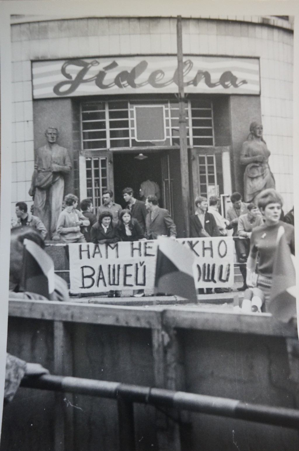 Lidé protestující před jídelnou.