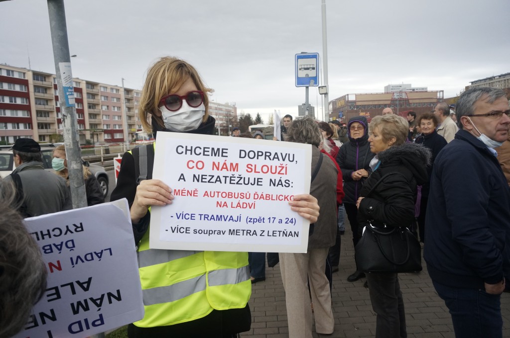 Na demonstraci přišlo několik desítek lidí