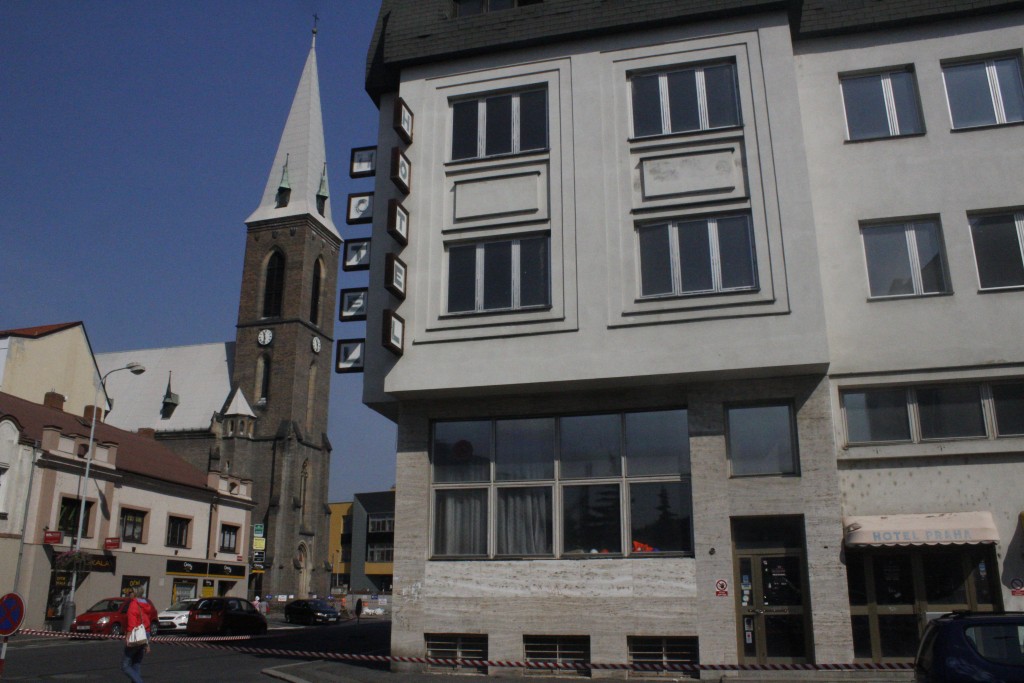 Hotel Praha stojí přímo u náměstí