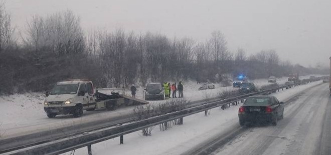 Silnice jsou sjízdné jen se zvýšenou opatrností