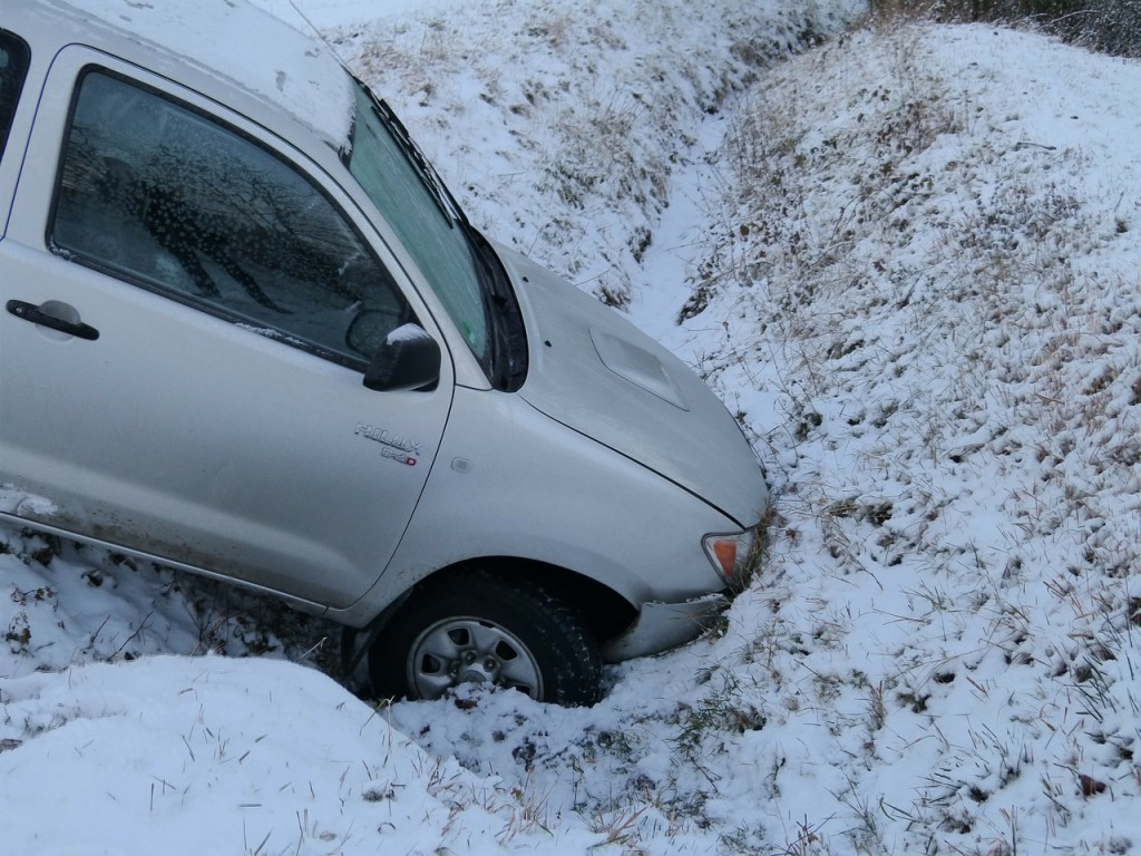Jezdit v zimě není jen o tom vyměnit pneumatiky. Základem je také dobře očistit skla, aby jízda neskončila tragicky
