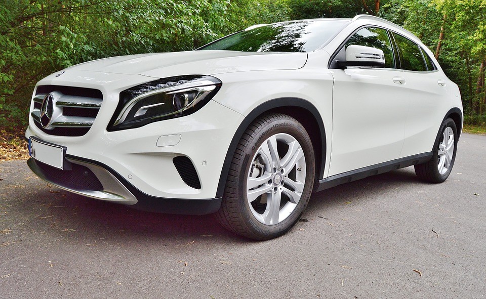 Mělo se jednat o bílé nebo stříbrné metalické vozidlo rodinného typu SUV s&nbsp;vyšší zadní částí