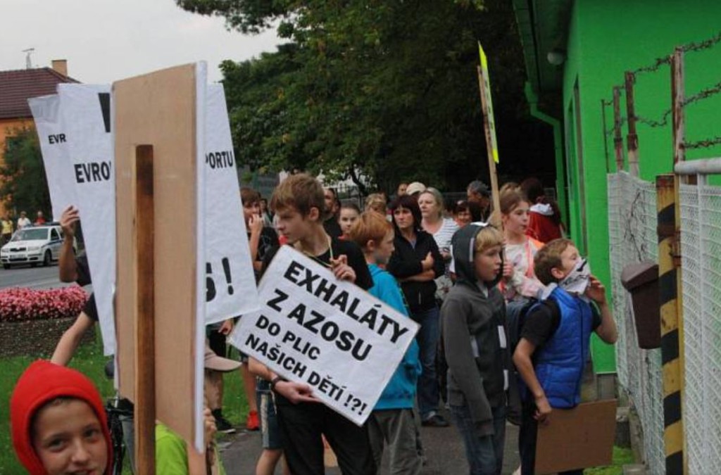Jedna z protestních akcí před závodem AZOS Nymburk
