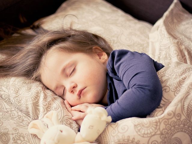 Na dnešek jsme díky změně času spali o hodinu déle. Co na změny času říkají odbornící?