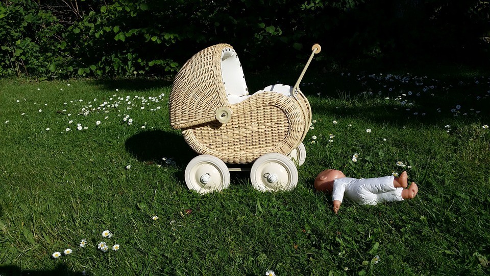 Právě narozené dítě prostě pohodili do třídírny plastu!