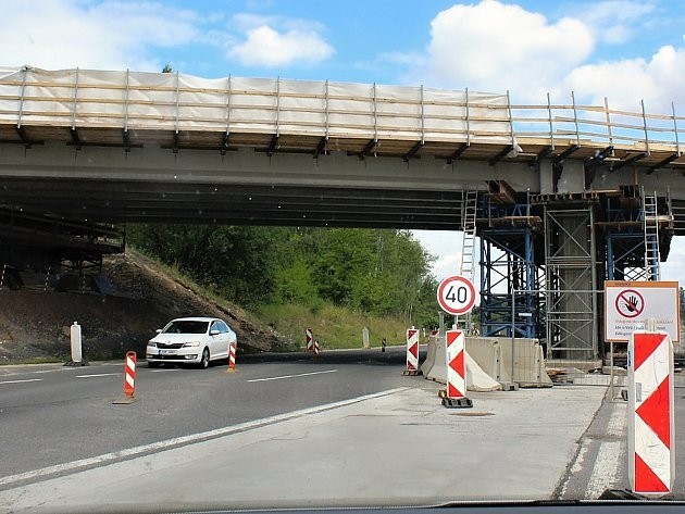 Letos budovaný most v křižovatce Skalka u Příbrami dal řidičům zabrat. Od kdy bude tento úsek dálnice volně průjezdný?