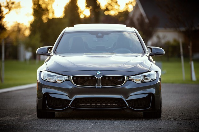 Černé BMW mělo zatmavená skla. Jeho majiteli bylo kolem 40 let