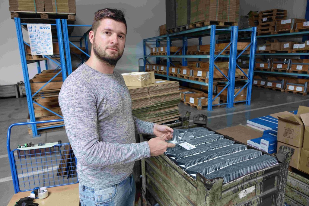 Jednatel firmy BOVA Jiří Ježek ukazuje, jaké typy kování společnost vyrábí. Jak se snaží firma udržet krok s konkurencí na trhu?