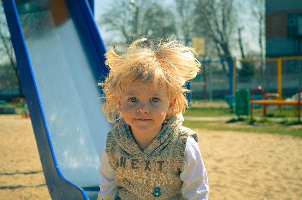 Dítě může vídat jen na hřišti pod dozorem matky
