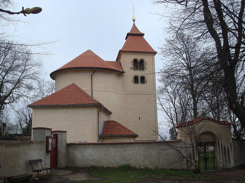 Kostel sv. Petra a Pavla, vlevo branka na hřbitov