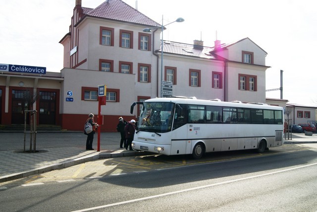 Takhle vypadá nádražní budova v Čelákovicích zvenku