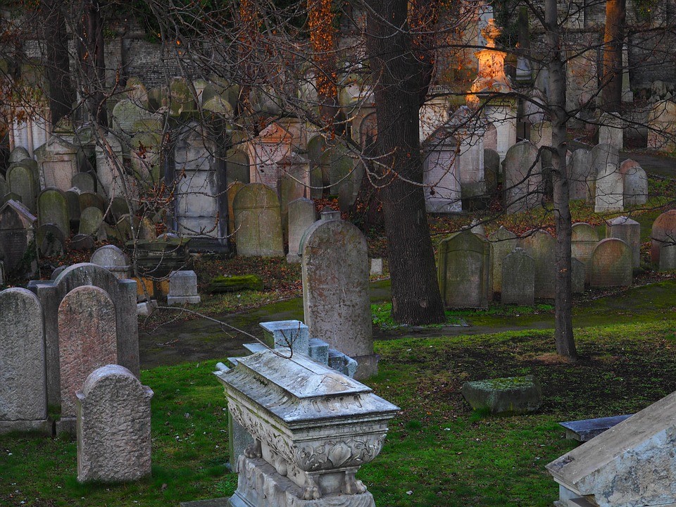 Většina pozůstalých na Benešovsku volí pohřeb žehem a následné uložení urny s ostatky na kolumbárním místě