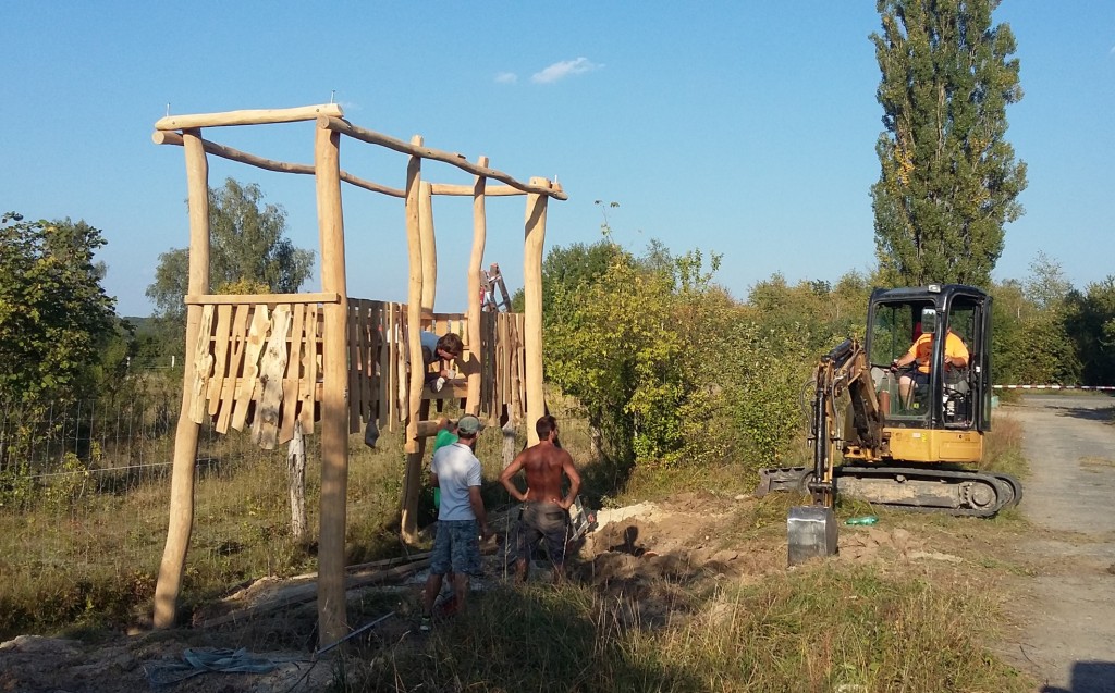 Vyhlídková věž umožní pohodlný výhled na divoké koně a pratury