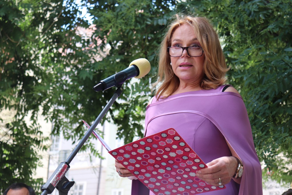 Bývalá první dáma Dagmar Havlová-Veškrnová se rozohnila nad skupinkami turistů u své vily
