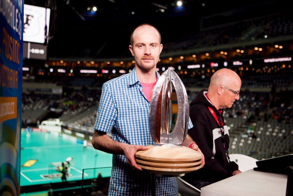 Trofej pro vítězky florbalové extraligy je také z jeho dílny