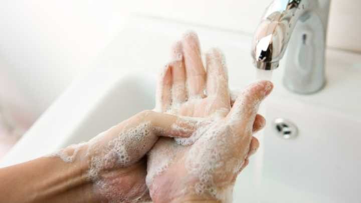 Mytí rukou se hodně podceňuje. Jakým způsobem to je nejlepší?