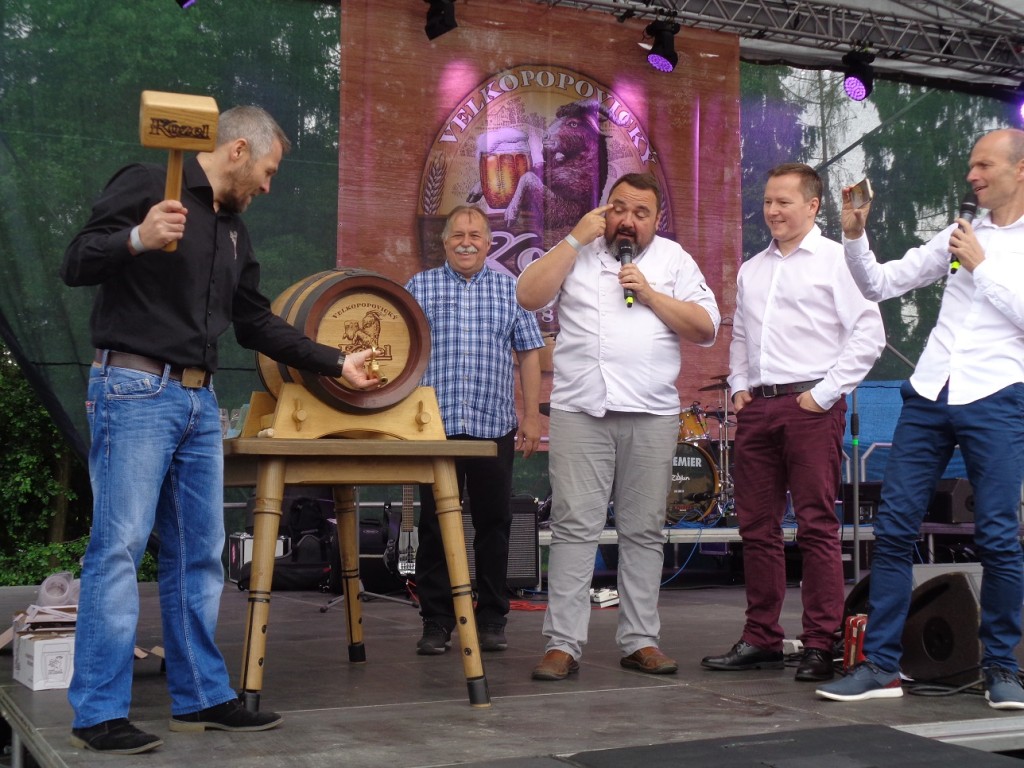 Sládek Vojtěch Homolka zahajuje akci naražením sudu