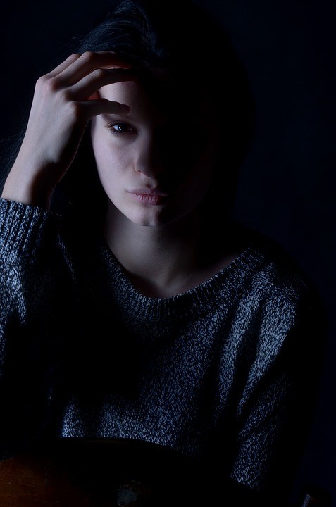 Sociální fobie je úzkostná porucha, která působí tělesné a emocionální problémy