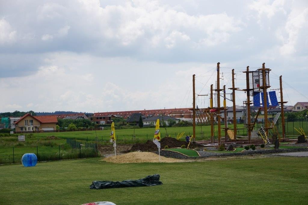 Raftařská dráha by měla být vybudována vedle dětského hřiště, kousek od golfového odpaliště.