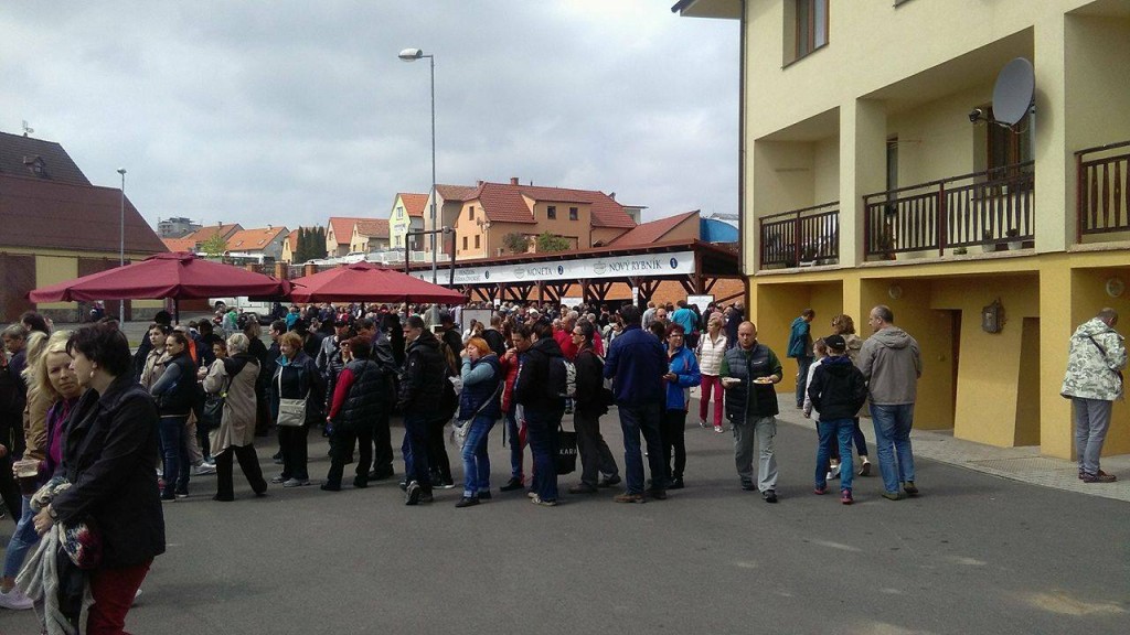 Obří fronta u jednoho ze tří stánků, kde se prodávaly rybí pochoutky