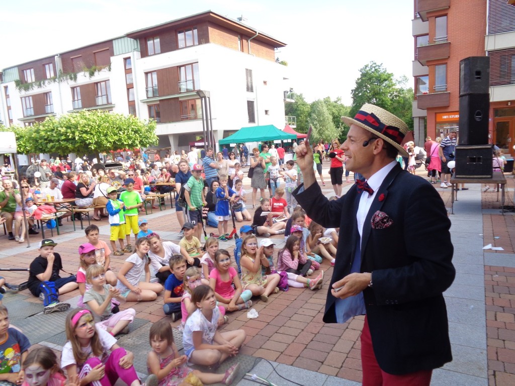 Americký kouzelník Damian překvapuje trikem s kartami