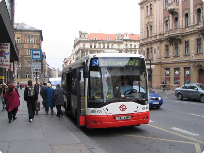 Pražská MHD zase jezdí v poloprázdninovém provozu. Důvod? Nejsou řidiči podobně jako v létě