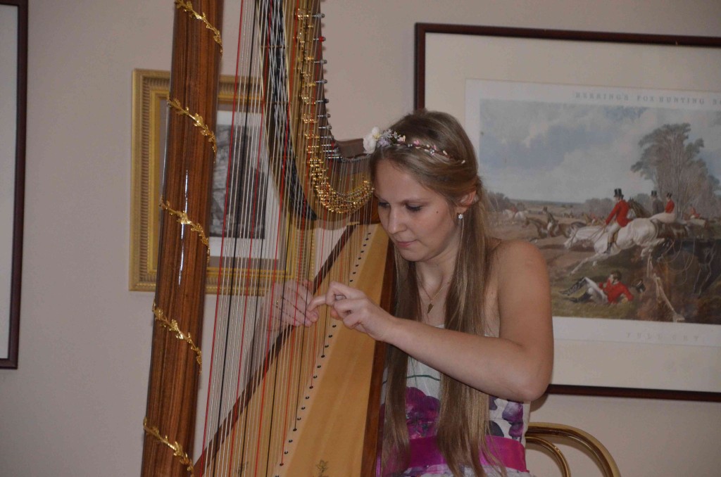 Barbora Plachá při hře na harfu