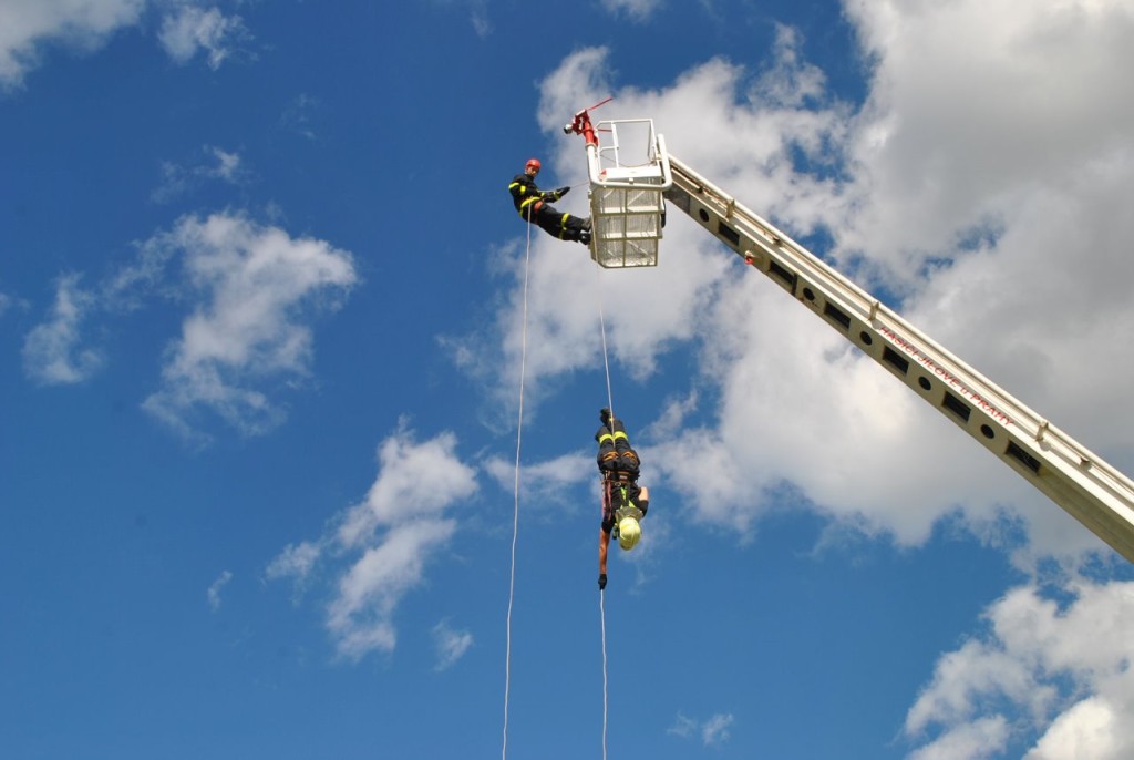 Ukázka slaňování z vysokozdvižné plošiny