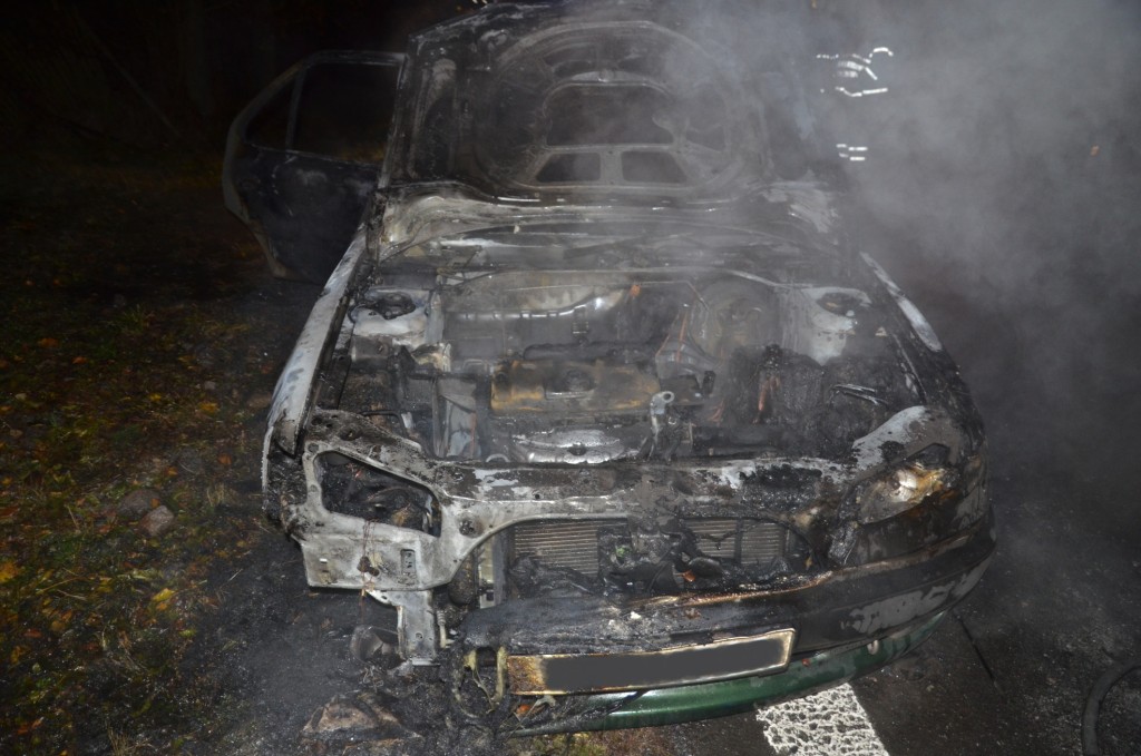 Totálně zničené auto. Zázrak, že to řidič přežil