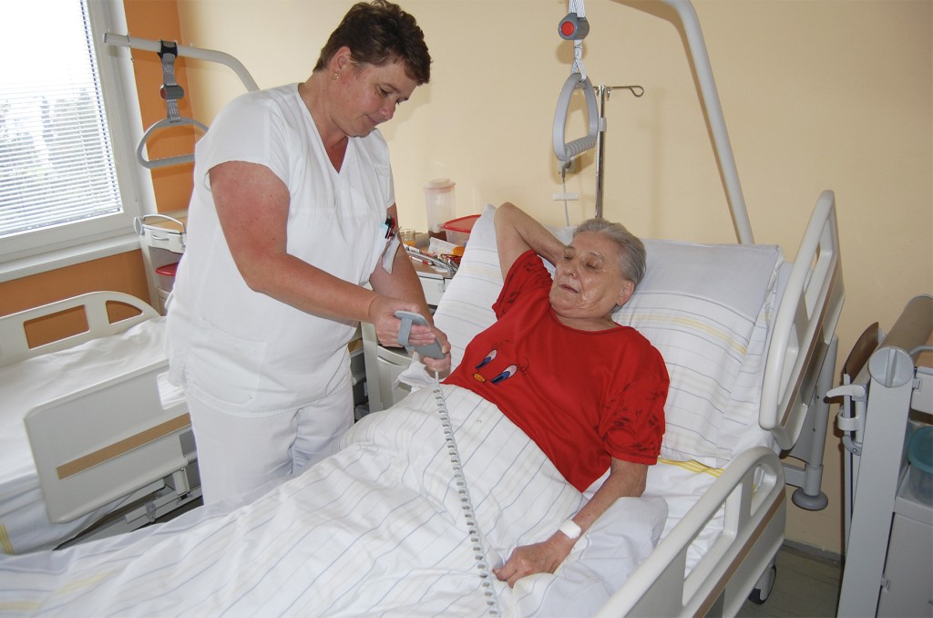 Díky polohovacím lůžkům se pacienti cítí příjemně