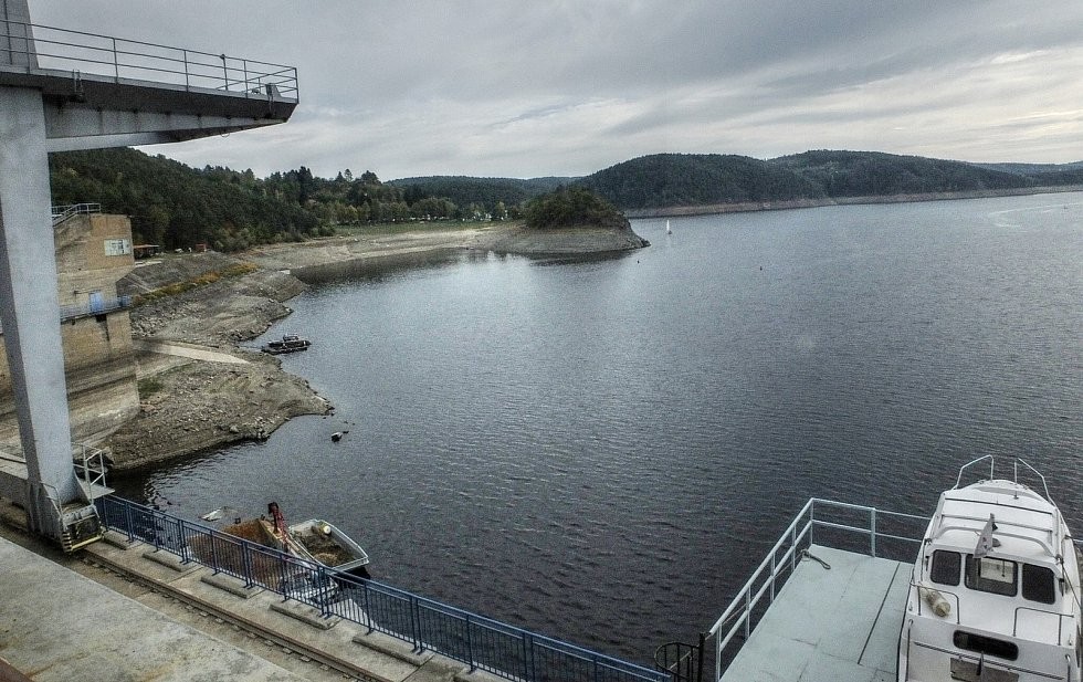 Orlickou přehradu čekají rozsáhlé stavební práce. Kromě modernizace lodního výtahu se bude stavět bezpečnostní přeliv, který uzavře silnici vedoucí korunou hráze na jeden rok